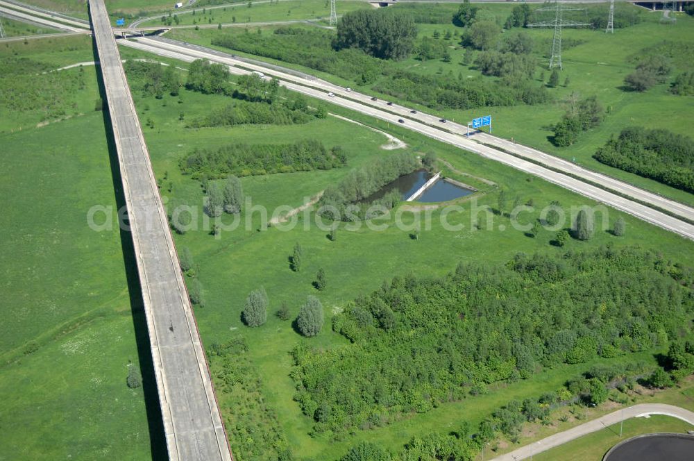 Aerial image Ichtershausen - Blick auf die seit Jahren wegen Baustopp stillgelegten Viadukt der ICE-Trasse Erfurt-Nürnberg am Autobahnkreuz A4 / E40 - A71 bei Ichtershausen in Thüringen. Die bislang gleislose Eisenbahnstrecke NBS Ebensfeld–Erfurt ist Bestandteil des Verkehrsprojekt Deutsche Einheit Nummer 8.1 und ein Projekt der DB Verkehrswegebau und Hochtief. View of the building freeze occupied for years with viaducts of the ICE path Erfurt-Nürnberg at the intersection A4 / E40 - A71 near Ichtershausen in Thuringia.