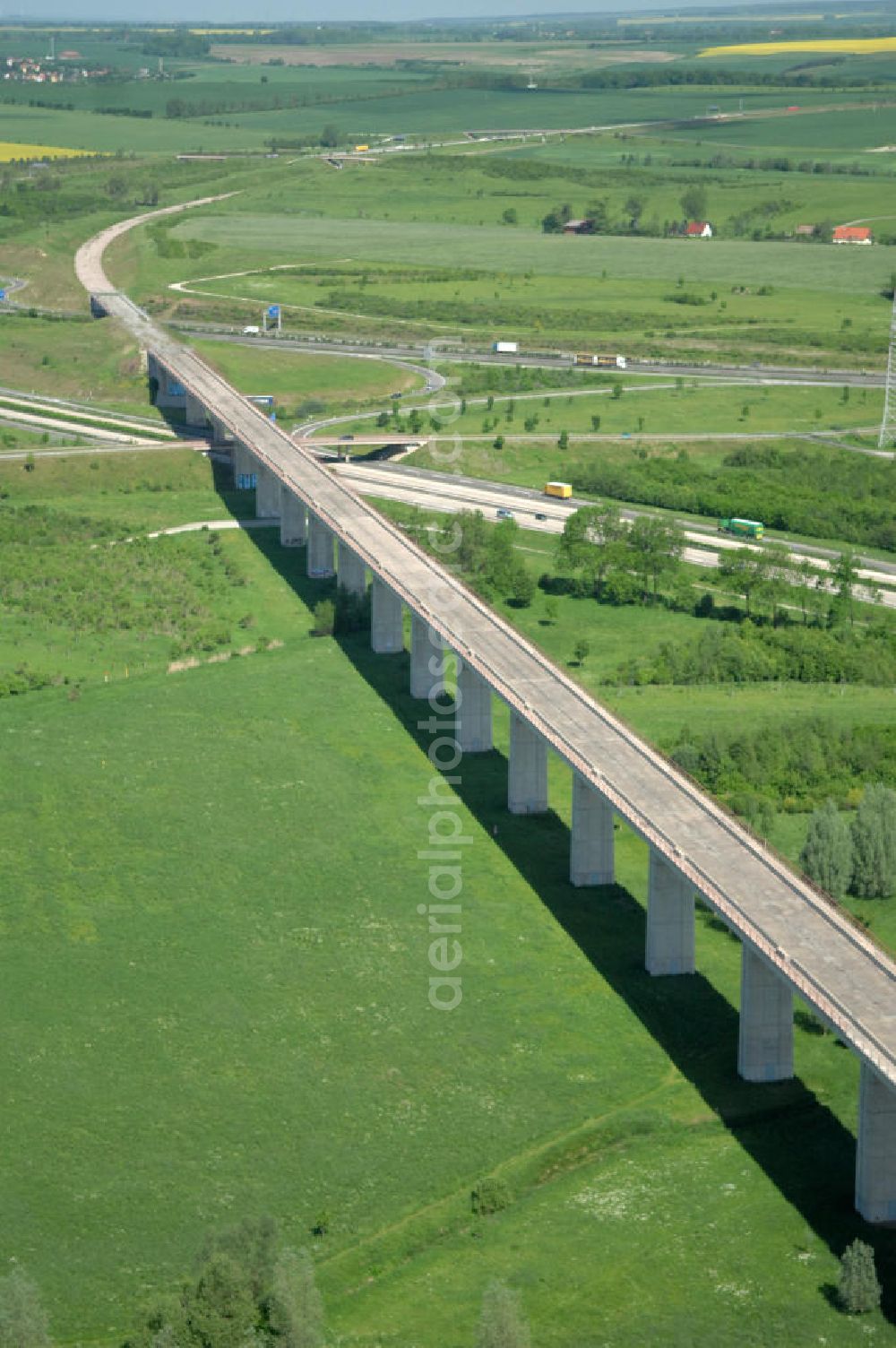 Ichtershausen from above - Blick auf die seit Jahren wegen Baustopp stillgelegten Viadukt der ICE-Trasse Erfurt-Nürnberg am Autobahnkreuz A4 / E40 - A71 bei Ichtershausen in Thüringen. Die bislang gleislose Eisenbahnstrecke NBS Ebensfeld–Erfurt ist Bestandteil des Verkehrsprojekt Deutsche Einheit Nummer 8.1 und ein Projekt der DB Verkehrswegebau und Hochtief. View of the building freeze occupied for years with viaducts of the ICE path Erfurt-Nürnberg at the intersection A4 / E40 - A71 near Ichtershausen in Thuringia.