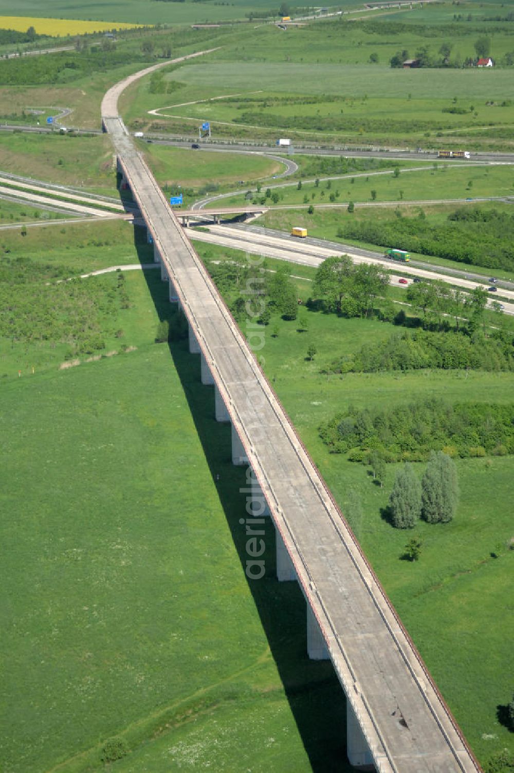 Aerial image Ichtershausen - Blick auf die seit Jahren wegen Baustopp stillgelegten Viadukt der ICE-Trasse Erfurt-Nürnberg am Autobahnkreuz A4 / E40 - A71 bei Ichtershausen in Thüringen. Die bislang gleislose Eisenbahnstrecke NBS Ebensfeld–Erfurt ist Bestandteil des Verkehrsprojekt Deutsche Einheit Nummer 8.1 und ein Projekt der DB Verkehrswegebau und Hochtief. View of the building freeze occupied for years with viaducts of the ICE path Erfurt-Nürnberg at the intersection A4 / E40 - A71 near Ichtershausen in Thuringia.