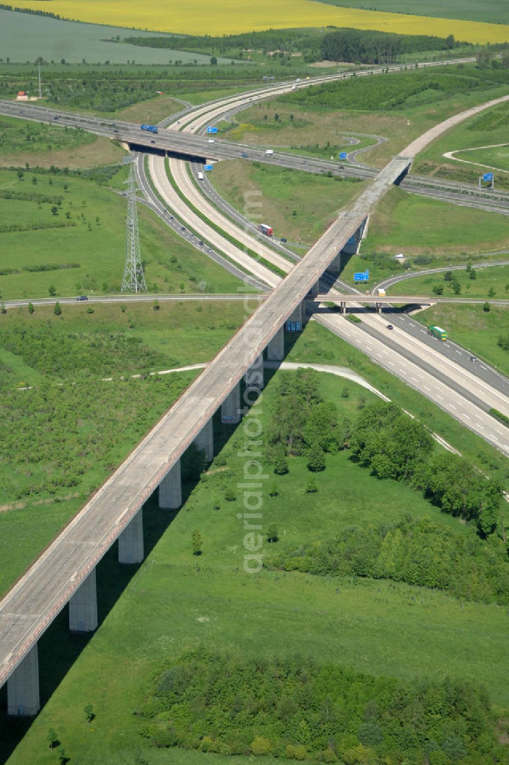 Aerial photograph Ichtershausen - Blick auf die seit Jahren wegen Baustopp stillgelegten Viadukt der ICE-Trasse Erfurt-Nürnberg am Autobahnkreuz A4 / E40 - A71 bei Ichtershausen in Thüringen. Die bislang gleislose Eisenbahnstrecke NBS Ebensfeld–Erfurt ist Bestandteil des Verkehrsprojekt Deutsche Einheit Nummer 8.1 und ein Projekt der DB Verkehrswegebau und Hochtief. View of the building freeze occupied for years with viaducts of the ICE path Erfurt-Nürnberg at the intersection A4 / E40 - A71 near Ichtershausen in Thuringia.