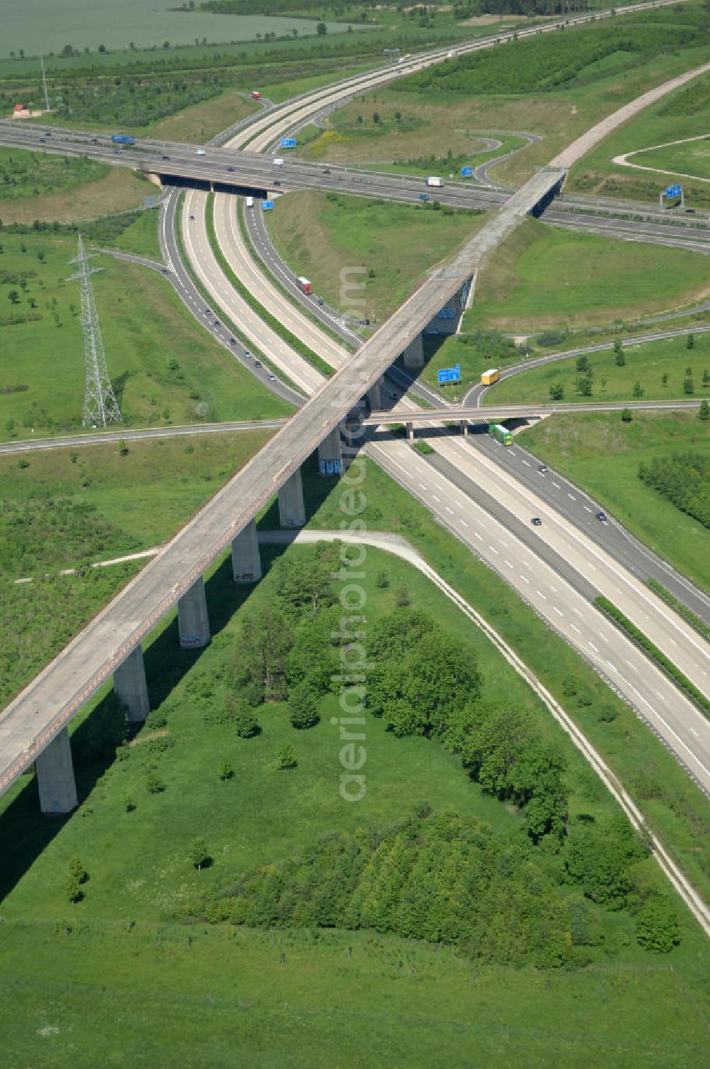 Ichtershausen from above - Blick auf die seit Jahren wegen Baustopp stillgelegten Viadukt der ICE-Trasse Erfurt-Nürnberg am Autobahnkreuz A4 / E40 - A71 bei Ichtershausen in Thüringen. Die bislang gleislose Eisenbahnstrecke NBS Ebensfeld–Erfurt ist Bestandteil des Verkehrsprojekt Deutsche Einheit Nummer 8.1 und ein Projekt der DB Verkehrswegebau und Hochtief. View of the building freeze occupied for years with viaducts of the ICE path Erfurt-Nürnberg at the intersection A4 / E40 - A71 near Ichtershausen in Thuringia.