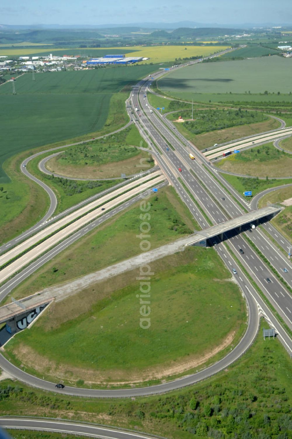 Ichtershausen from above - Blick auf die seit Jahren wegen Baustopp stillgelegten Viadukt der ICE-Trasse Erfurt-Nürnberg am Autobahnkreuz A4 / E40 - A71 bei Ichtershausen in Thüringen. Die bislang gleislose Eisenbahnstrecke NBS Ebensfeld–Erfurt ist Bestandteil des Verkehrsprojekt Deutsche Einheit Nummer 8.1 und ein Projekt der DB Verkehrswegebau und Hochtief. View of the building freeze occupied for years with viaducts of the ICE path Erfurt-Nürnberg at the intersection A4 / E40 - A71 near Ichtershausen in Thuringia.