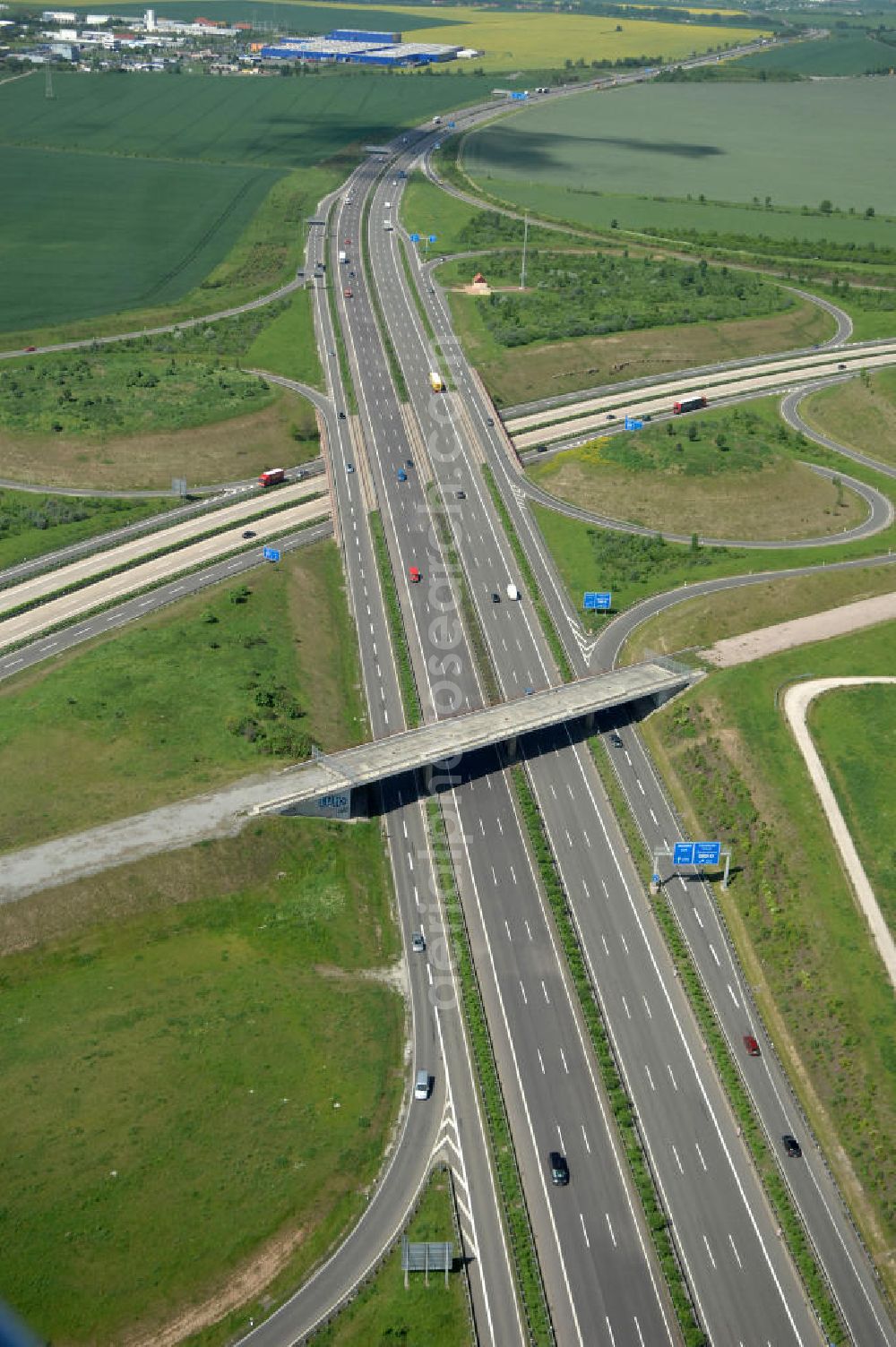 Ichtershausen from the bird's eye view: Blick auf die seit Jahren wegen Baustopp stillgelegten Viadukt der ICE-Trasse Erfurt-Nürnberg am Autobahnkreuz A4 / E40 - A71 bei Ichtershausen in Thüringen. Die bislang gleislose Eisenbahnstrecke NBS Ebensfeld–Erfurt ist Bestandteil des Verkehrsprojekt Deutsche Einheit Nummer 8.1 und ein Projekt der DB Verkehrswegebau und Hochtief. View of the building freeze occupied for years with viaducts of the ICE path Erfurt-Nürnberg at the intersection A4 / E40 - A71 near Ichtershausen in Thuringia.