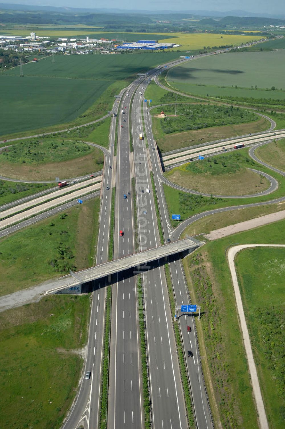 Aerial image Ichtershausen - Blick auf die seit Jahren wegen Baustopp stillgelegten Viadukt der ICE-Trasse Erfurt-Nürnberg am Autobahnkreuz A4 / E40 - A71 bei Ichtershausen in Thüringen. Die bislang gleislose Eisenbahnstrecke NBS Ebensfeld–Erfurt ist Bestandteil des Verkehrsprojekt Deutsche Einheit Nummer 8.1 und ein Projekt der DB Verkehrswegebau und Hochtief. View of the building freeze occupied for years with viaducts of the ICE path Erfurt-Nürnberg at the intersection A4 / E40 - A71 near Ichtershausen in Thuringia.