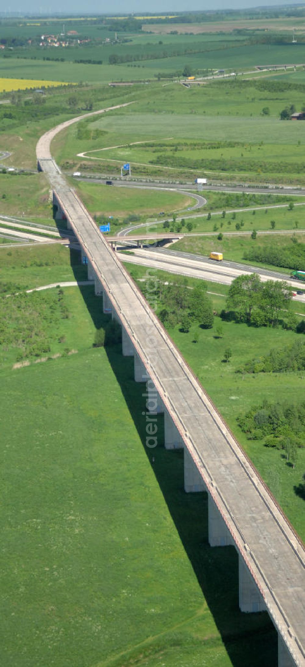 Ichtershausen from above - Blick auf die seit Jahren wegen Baustopp stillgelegten Viadukt der ICE-Trasse Erfurt-Nürnberg am Autobahnkreuz A4 / E40 - A71 bei Ichtershausen in Thüringen. Die bislang gleislose Eisenbahnstrecke NBS Ebensfeld–Erfurt ist Bestandteil des Verkehrsprojekt Deutsche Einheit Nummer 8.1 und ein Projekt der DB Verkehrswegebau und Hochtief. View of the building freeze occupied for years with viaducts of the ICE path Erfurt-Nürnberg at the intersection A4 / E40 - A71 near Ichtershausen in Thuringia.