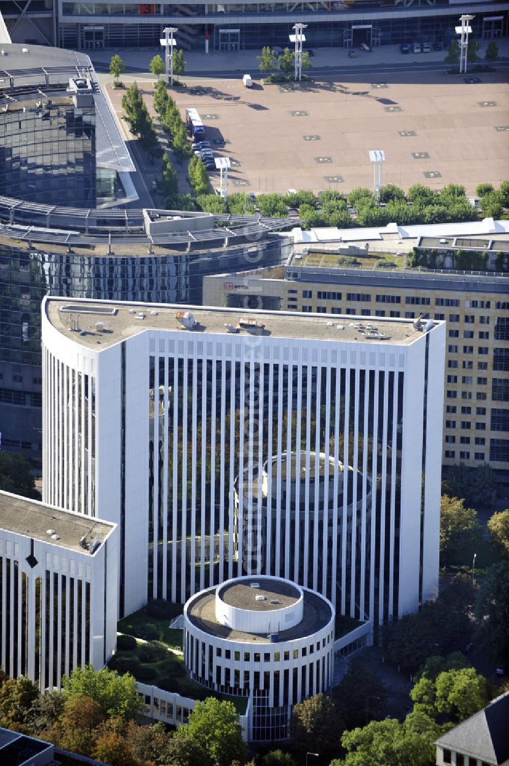 Frankfurt am Main from above - Bauteil 1 vom Bürokomplex Poseidonhaus vor der Sanierung / Erweiterung an der Theodor-Heuss-Allee in Frankfurt-Westend, Hessen. Bauherr ist die DEKA Immobilien Investment GmbH, für die Planung der Renovierung ist das Architekturbüro schneider+schumacher zuständig. Building component 1 of the office block Poseidon-haus before reconstruction / rebuild at the alley Theodor Heuss Allee in Frankfurt-Westend, Hessen. Building owner is the company DEKA Immobilien Investment gmbH, responsible for the design is the architectural office schneider+schumacher.