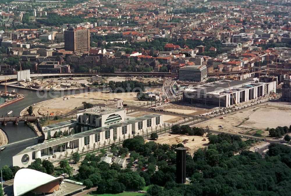 Aerial image Berlin - Still, the government district in central Berlin is characterized by brisk construction activity. While the Chancellor's Office has just put into use, the Paul-Loebe-Haus of the Bundestag is nearing completion. On the opposite side of the River Spree still turn the cranes on the construction site of the Bundestag also belonging to Marie-Elisabeth-Lueders-Haus. Architect of the Bundestag building was Stephan Braunfels, the Federal Chancellery designed Axel Schultes and Charlotte Frank