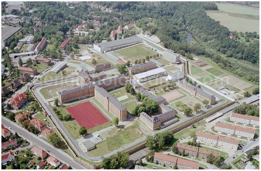 Bautzen from the bird's eye view: 15.08.2004, Bautzen Blick auf die JVA in Bautzen. Seit Okt. 1990 ist diese dem Freistaat Sachsen unterstellt. Davor war sie eine Anstalt die der Volkspolizei (1950-1989), der sowjetischen Besatzungsmacht (1945-1945) und den Nazis (1933-1945) unterstellt war. 02607 Bautzen