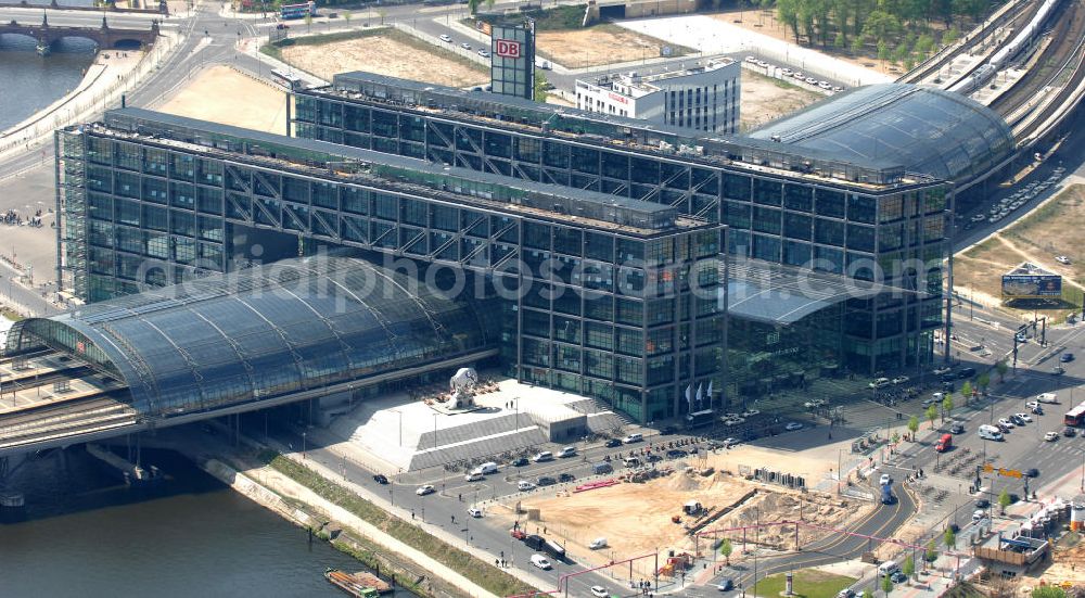 Aerial photograph Berlin - Blick auf die Erweiterung- und Bauflächen am Berliner Hauptbahnhof am Spreebogen im Tiergarten. Derzeit laufen Bauvorbereitungen für eine Reihe von Wohn- und Büroneubauten, die die Umgebung des Bereiches aufwerten sollen. So entstehen auf den bisherigen Brachflächen die Stadtquartiere Humboldthafen Europacity und Lehrter Stadtquartier .