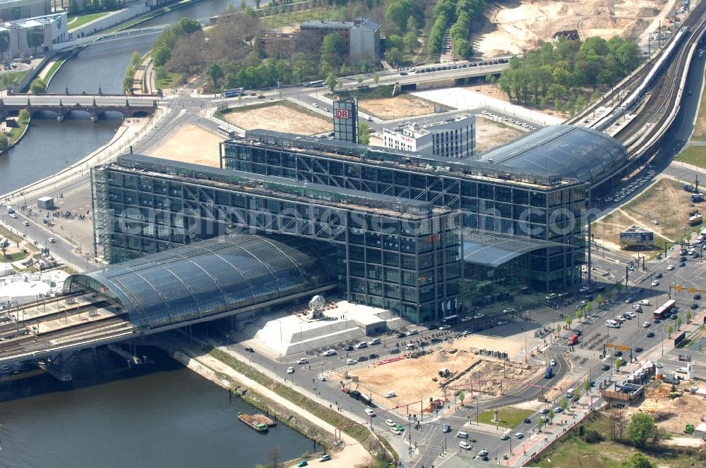 Berlin from above - Blick auf die Erweiterung- und Bauflächen am Berliner Hauptbahnhof am Spreebogen im Tiergarten. Derzeit laufen Bauvorbereitungen für eine Reihe von Wohn- und Büroneubauten, die die Umgebung des Bereiches aufwerten sollen. So entstehen auf den bisherigen Brachflächen die Stadtquartiere Humboldthafen Europacity und Lehrter Stadtquartier .