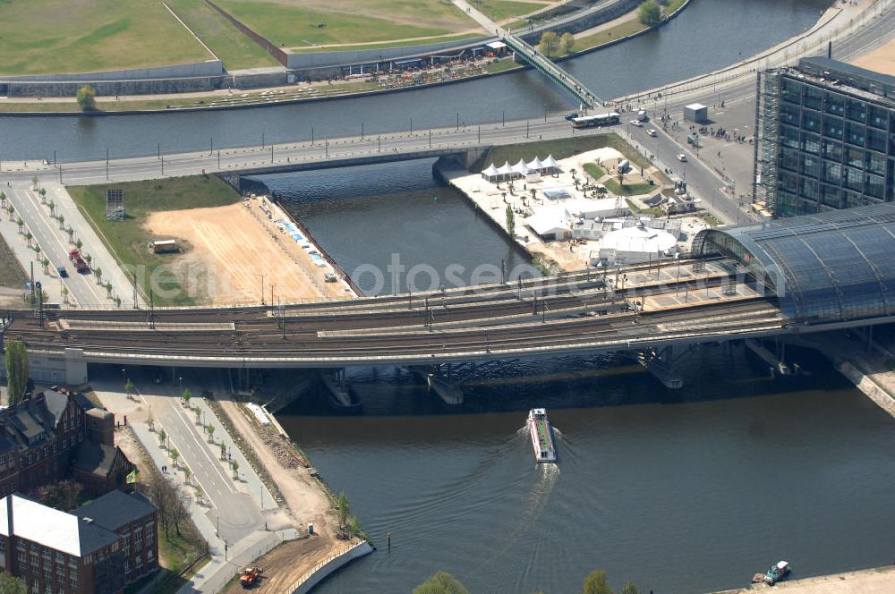 Berlin from the bird's eye view: Blick auf die Erweiterung- und Bauflächen am Berliner Hauptbahnhof am Spreebogen im Tiergarten. Derzeit laufen Bauvorbereitungen für eine Reihe von Wohn- und Büroneubauten, die die Umgebung des Bereiches aufwerten sollen. So entstehen auf den bisherigen Brachflächen die Stadtquartiere Humboldthafen Europacity und Lehrter Stadtquartier .