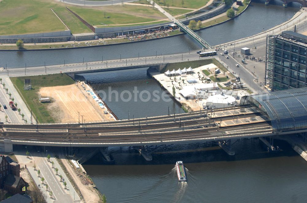 Aerial image Berlin - Blick auf die Erweiterung- und Bauflächen am Berliner Hauptbahnhof am Spreebogen im Tiergarten. Derzeit laufen Bauvorbereitungen für eine Reihe von Wohn- und Büroneubauten, die die Umgebung des Bereiches aufwerten sollen. So entstehen auf den bisherigen Brachflächen die Stadtquartiere Humboldthafen Europacity und Lehrter Stadtquartier .