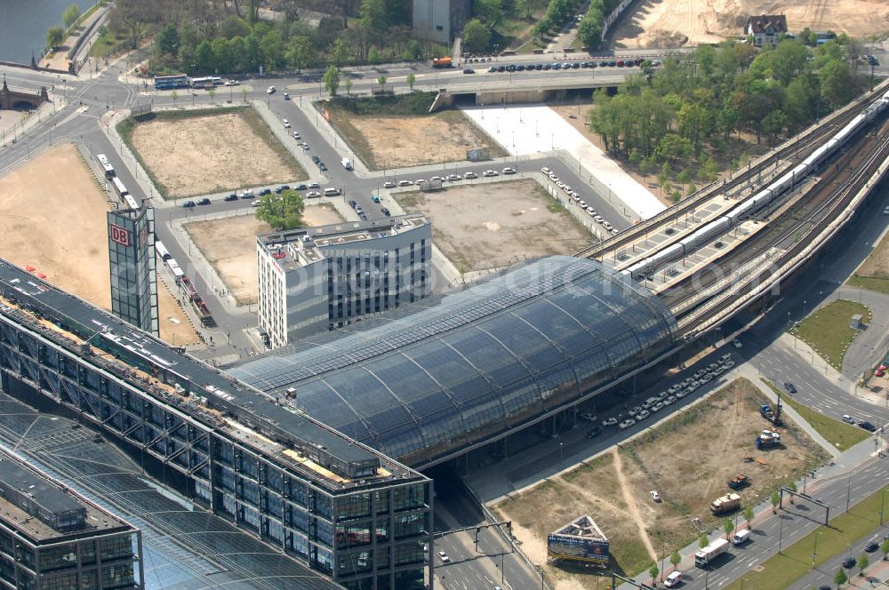 Aerial photograph Berlin - Blick auf die Erweiterung- und Bauflächen am Berliner Hauptbahnhof am Spreebogen im Tiergarten. Derzeit laufen Bauvorbereitungen für eine Reihe von Wohn- und Büroneubauten, die die Umgebung des Bereiches aufwerten sollen. So entstehen auf den bisherigen Brachflächen die Stadtquartiere Humboldthafen Europacity und Lehrter Stadtquartier .