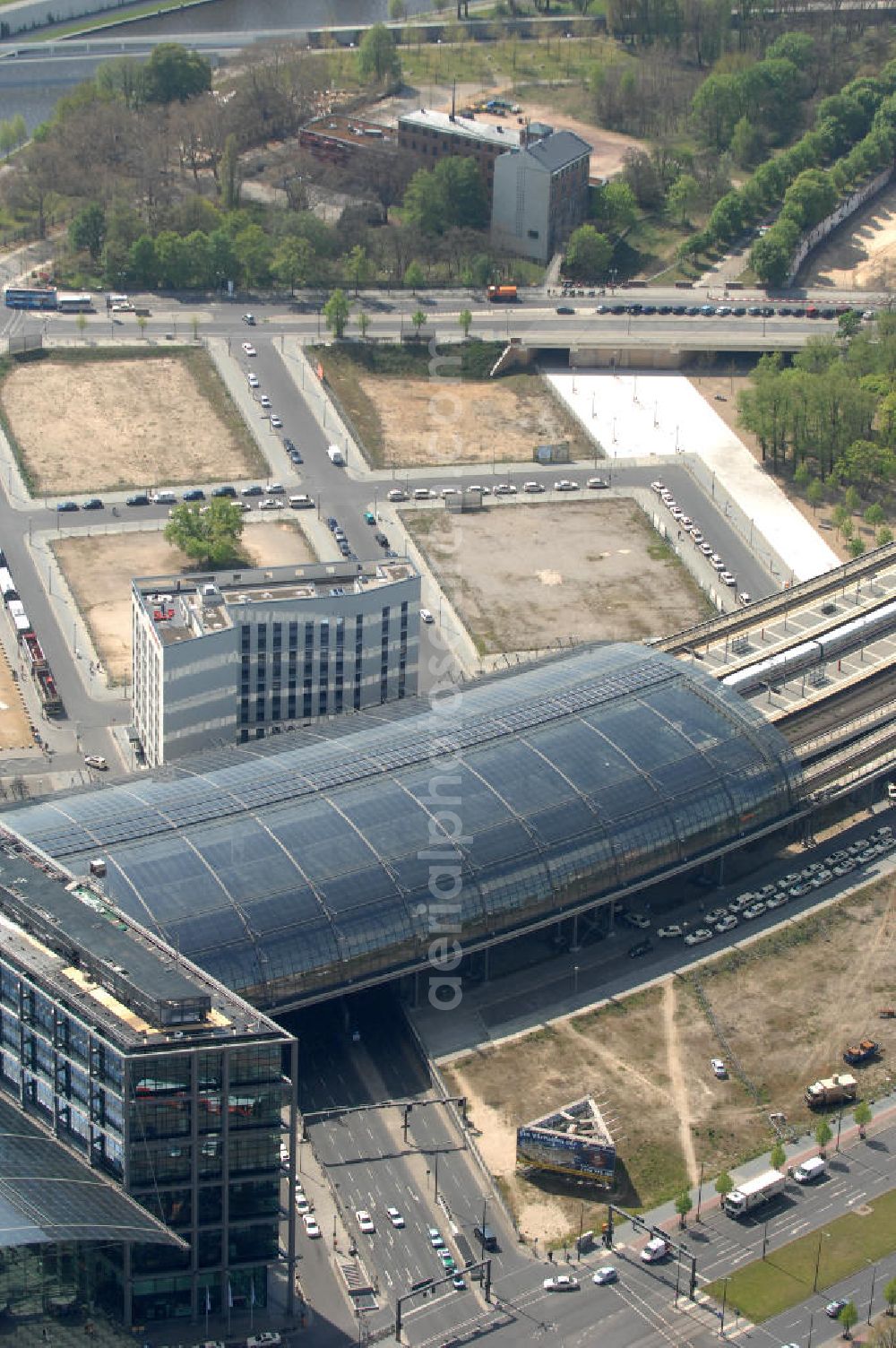 Berlin from above - Blick auf die Erweiterung- und Bauflächen am Berliner Hauptbahnhof am Spreebogen im Tiergarten. Derzeit laufen Bauvorbereitungen für eine Reihe von Wohn- und Büroneubauten, die die Umgebung des Bereiches aufwerten sollen. So entstehen auf den bisherigen Brachflächen die Stadtquartiere Humboldthafen Europacity und Lehrter Stadtquartier .