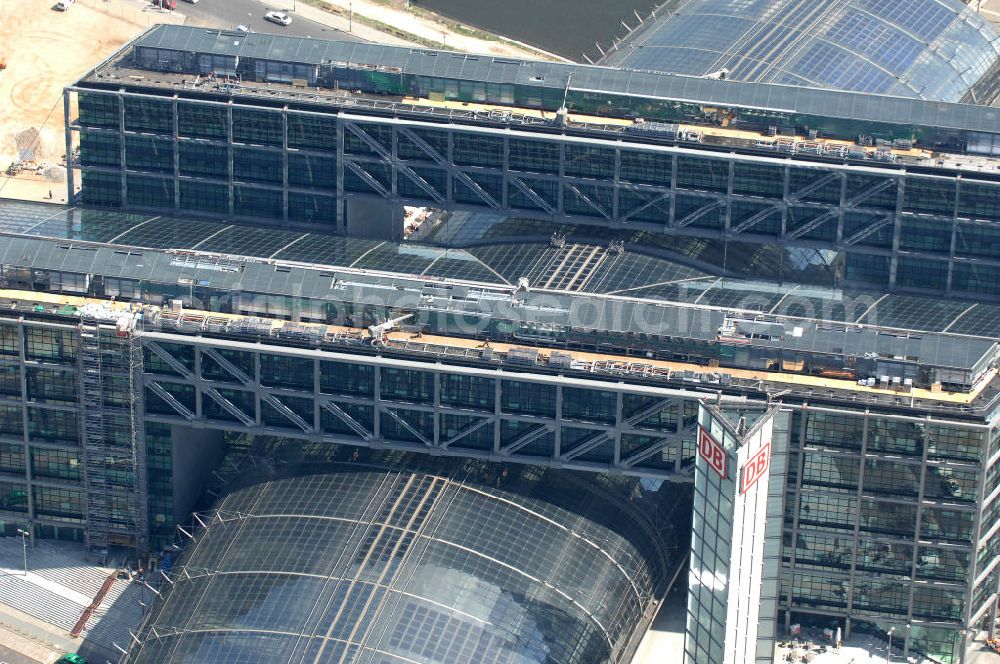 Berlin from the bird's eye view: Blick auf die Erweiterung- und Bauflächen am Berliner Hauptbahnhof am Spreebogen im Tiergarten. Derzeit laufen Bauvorbereitungen für eine Reihe von Wohn- und Büroneubauten, die die Umgebung des Bereiches aufwerten sollen. So entstehen auf den bisherigen Brachflächen die Stadtquartiere Humboldthafen Europacity und Lehrter Stadtquartier .