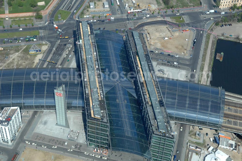 Aerial image Berlin - Blick auf die Erweiterung- und Bauflächen am Berliner Hauptbahnhof am Spreebogen im Tiergarten. Derzeit laufen Bauvorbereitungen für eine Reihe von Wohn- und Büroneubauten, die die Umgebung des Bereiches aufwerten sollen. So entstehen auf den bisherigen Brachflächen die Stadtquartiere Humboldthafen Europacity und Lehrter Stadtquartier .