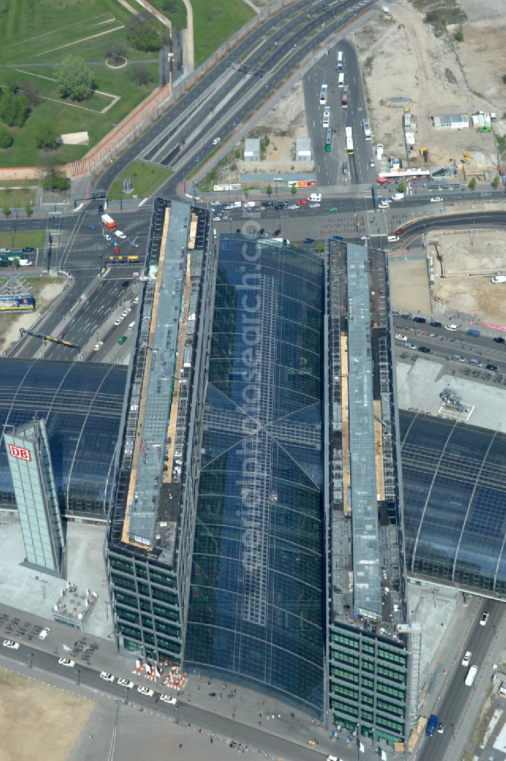 Aerial photograph Berlin - Blick auf die Erweiterung- und Bauflächen am Berliner Hauptbahnhof am Spreebogen im Tiergarten. Derzeit laufen Bauvorbereitungen für eine Reihe von Wohn- und Büroneubauten, die die Umgebung des Bereiches aufwerten sollen. So entstehen auf den bisherigen Brachflächen die Stadtquartiere Humboldthafen Europacity und Lehrter Stadtquartier .