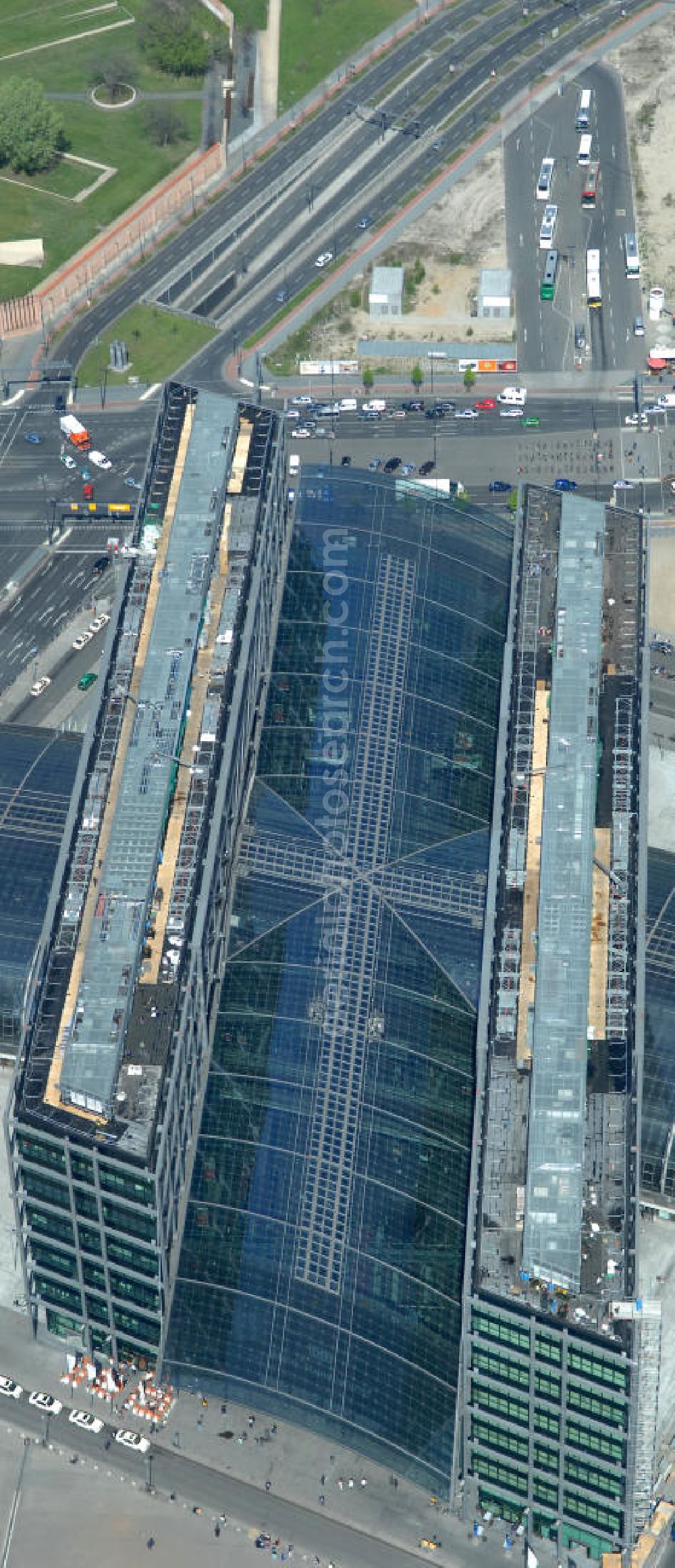 Berlin from above - Blick auf die Erweiterung- und Bauflächen am Berliner Hauptbahnhof am Spreebogen im Tiergarten. Derzeit laufen Bauvorbereitungen für eine Reihe von Wohn- und Büroneubauten, die die Umgebung des Bereiches aufwerten sollen. So entstehen auf den bisherigen Brachflächen die Stadtquartiere Humboldthafen Europacity und Lehrter Stadtquartier .