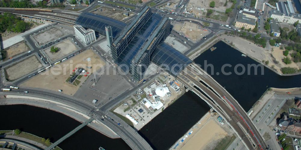 Berlin from the bird's eye view: Blick auf die Erweiterung- und Bauflächen am Berliner Hauptbahnhof am Spreebogen im Tiergarten. Derzeit laufen Bauvorbereitungen für eine Reihe von Wohn- und Büroneubauten, die die Umgebung des Bereiches aufwerten sollen. So entstehen auf den bisherigen Brachflächen die Stadtquartiere Humboldthafen Europacity und Lehrter Stadtquartier .