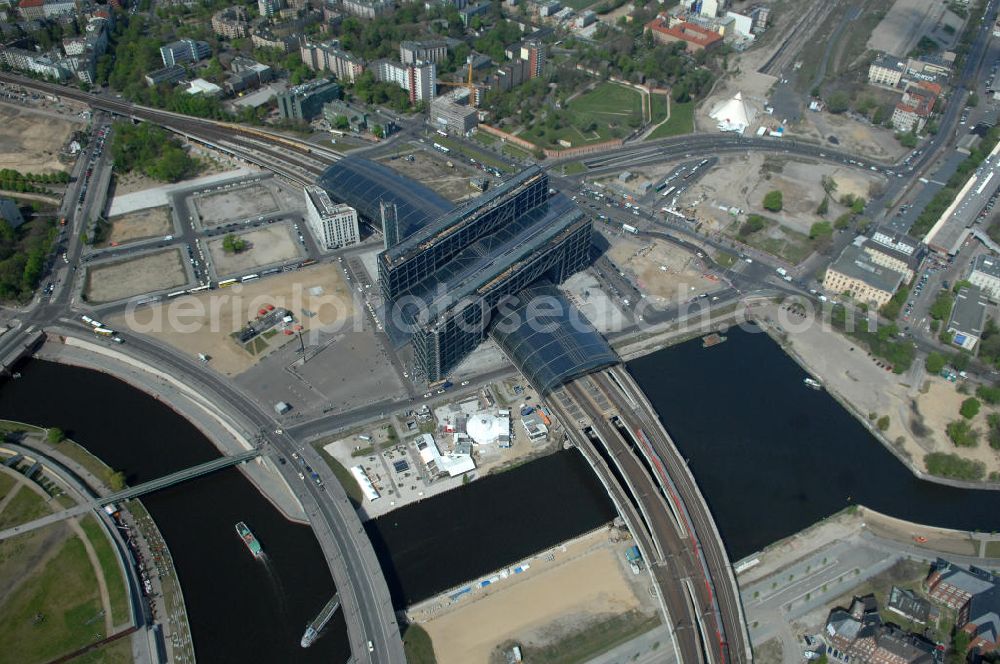 Aerial image Berlin - Blick auf die Erweiterung- und Bauflächen am Berliner Hauptbahnhof am Spreebogen im Tiergarten. Derzeit laufen Bauvorbereitungen für eine Reihe von Wohn- und Büroneubauten, die die Umgebung des Bereiches aufwerten sollen. So entstehen auf den bisherigen Brachflächen die Stadtquartiere Humboldthafen Europacity und Lehrter Stadtquartier .