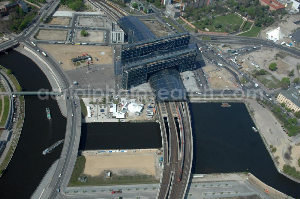 Aerial photograph Berlin - Blick auf die Erweiterung- und Bauflächen am Berliner Hauptbahnhof am Spreebogen im Tiergarten. Derzeit laufen Bauvorbereitungen für eine Reihe von Wohn- und Büroneubauten, die die Umgebung des Bereiches aufwerten sollen. So entstehen auf den bisherigen Brachflächen die Stadtquartiere Humboldthafen Europacity und Lehrter Stadtquartier .