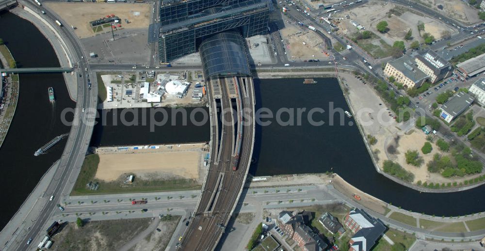 Berlin from above - Blick auf die Erweiterung- und Bauflächen am Berliner Hauptbahnhof am Spreebogen im Tiergarten. Derzeit laufen Bauvorbereitungen für eine Reihe von Wohn- und Büroneubauten, die die Umgebung des Bereiches aufwerten sollen. So entstehen auf den bisherigen Brachflächen die Stadtquartiere Humboldthafen Europacity und Lehrter Stadtquartier .