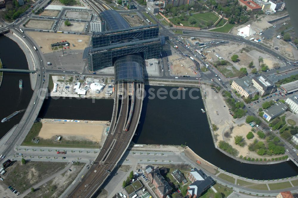 Berlin from the bird's eye view: Blick auf die Erweiterung- und Bauflächen am Berliner Hauptbahnhof am Spreebogen im Tiergarten. Derzeit laufen Bauvorbereitungen für eine Reihe von Wohn- und Büroneubauten, die die Umgebung des Bereiches aufwerten sollen. So entstehen auf den bisherigen Brachflächen die Stadtquartiere Humboldthafen Europacity und Lehrter Stadtquartier .