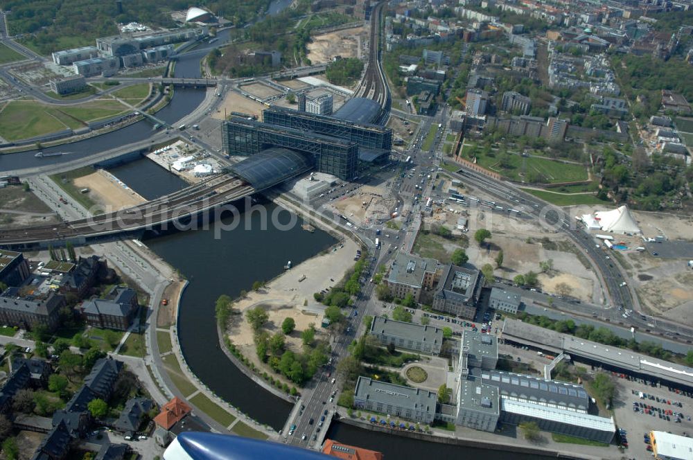 Aerial image Berlin - Blick auf die Erweiterung- und Bauflächen am Berliner Hauptbahnhof am Spreebogen im Tiergarten. Derzeit laufen Bauvorbereitungen für eine Reihe von Wohn- und Büroneubauten, die die Umgebung des Bereiches aufwerten sollen. So entstehen auf den bisherigen Brachflächen die Stadtquartiere Humboldthafen Europacity und Lehrter Stadtquartier .