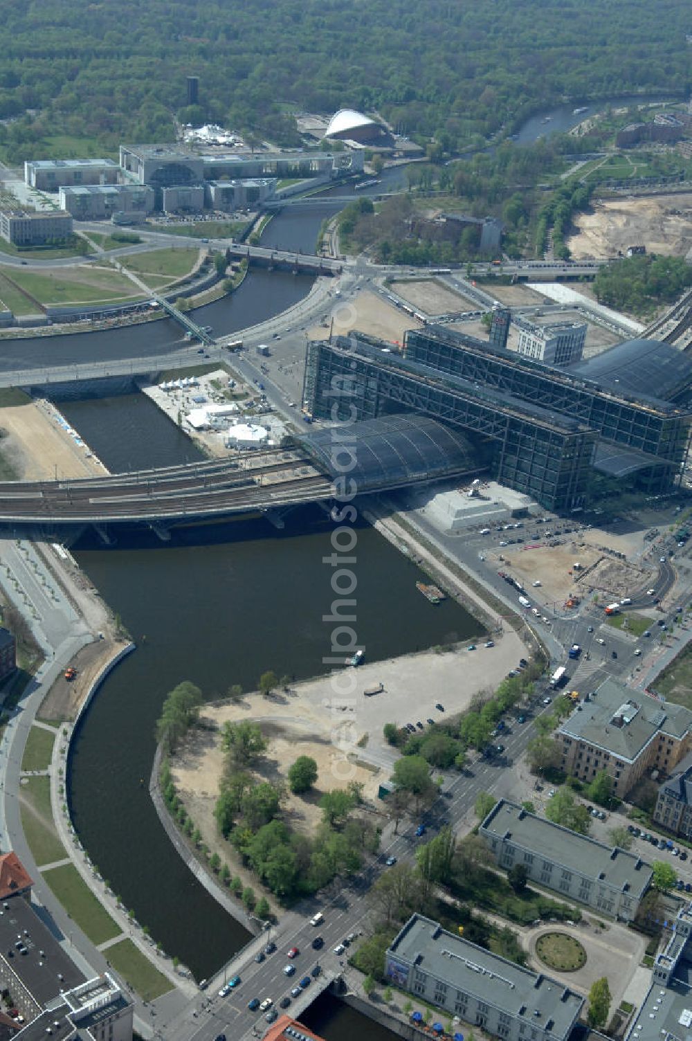 Aerial photograph Berlin - Blick auf die Erweiterung- und Bauflächen am Berliner Hauptbahnhof am Spreebogen im Tiergarten. Derzeit laufen Bauvorbereitungen für eine Reihe von Wohn- und Büroneubauten, die die Umgebung des Bereiches aufwerten sollen. So entstehen auf den bisherigen Brachflächen die Stadtquartiere Humboldthafen Europacity und Lehrter Stadtquartier .