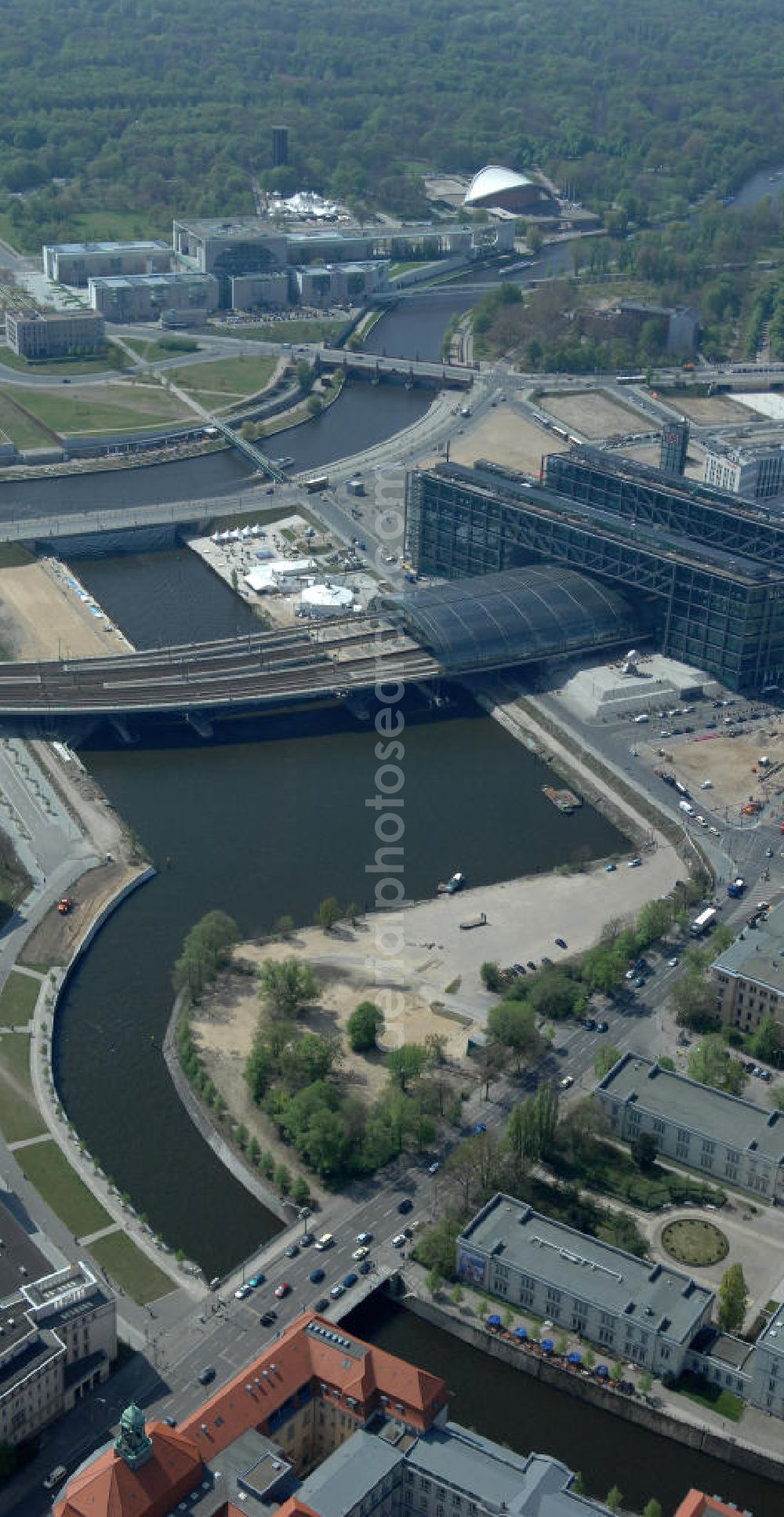 Berlin from above - Blick auf die Erweiterung- und Bauflächen am Berliner Hauptbahnhof am Spreebogen im Tiergarten. Derzeit laufen Bauvorbereitungen für eine Reihe von Wohn- und Büroneubauten, die die Umgebung des Bereiches aufwerten sollen. So entstehen auf den bisherigen Brachflächen die Stadtquartiere Humboldthafen Europacity und Lehrter Stadtquartier .