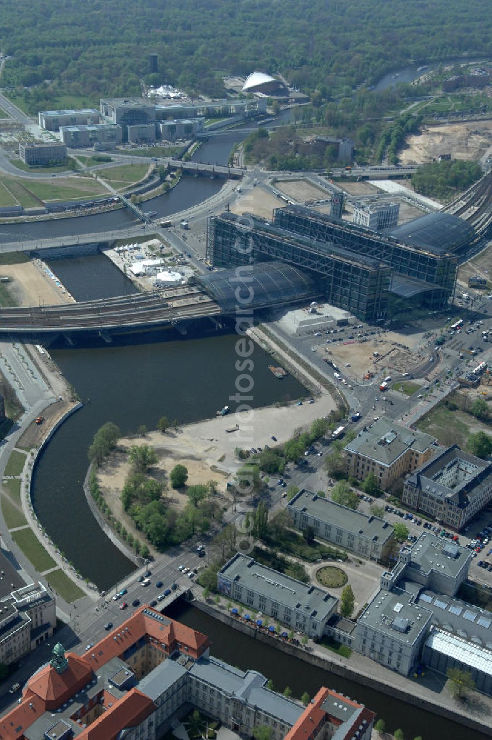 Berlin from the bird's eye view: Blick auf die Erweiterung- und Bauflächen am Berliner Hauptbahnhof am Spreebogen im Tiergarten. Derzeit laufen Bauvorbereitungen für eine Reihe von Wohn- und Büroneubauten, die die Umgebung des Bereiches aufwerten sollen. So entstehen auf den bisherigen Brachflächen die Stadtquartiere Humboldthafen Europacity und Lehrter Stadtquartier .