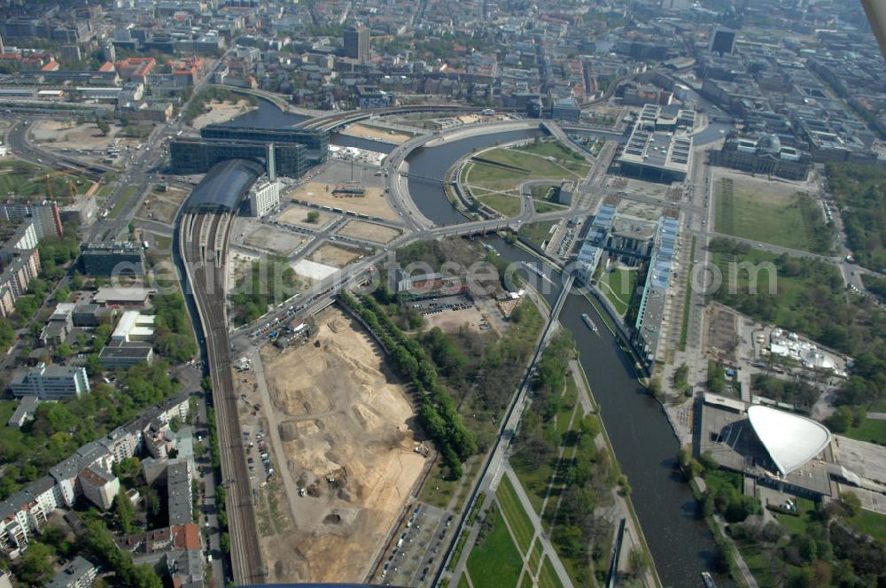 Aerial image Berlin - Blick auf Erschließungsarbeiten an der Lüneburger Strasse / Ingeborg-Drawitz-Allee zwischen Stadtbahnbogen und Spreeverlauf im Berliner Regierungsviertel. Auf dem Moabiter Werder Nord soll der Neubau des Berliner Dienstsitzes des Bundesministeriums des Innern (BMI / Innenministerium ) entstehen. In dem Neubau sollen die drei Berliner Bereiche des BMI einschließlich des Bundespolizeireviers. zusammengefasst werden. Der Entwurf stammt vom Berliner Architekturbüro Müller Reimann Architekten. At the Moab Werder North, is the result of the new Berlin residence or work of the Federal Ministry of the Interior (BMI / Home Office). In the new Berlin, the three areas of the BMI, including the federal police station. are summarized. The design was by the Berlin architect Müller Reimann Architekten.