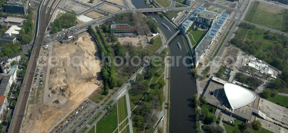 Aerial photograph Berlin - Blick auf Erschließungsarbeiten an der Lüneburger Strasse / Ingeborg-Drawitz-Allee zwischen Stadtbahnbogen und Spreeverlauf im Berliner Regierungsviertel. Auf dem Moabiter Werder Nord soll der Neubau des Berliner Dienstsitzes des Bundesministeriums des Innern (BMI / Innenministerium ) entstehen. In dem Neubau sollen die drei Berliner Bereiche des BMI einschließlich des Bundespolizeireviers. zusammengefasst werden. Der Entwurf stammt vom Berliner Architekturbüro Müller Reimann Architekten. At the Moab Werder North, is the result of the new Berlin residence or work of the Federal Ministry of the Interior (BMI / Home Office). In the new Berlin, the three areas of the BMI, including the federal police station. are summarized. The design was by the Berlin architect Müller Reimann Architekten.