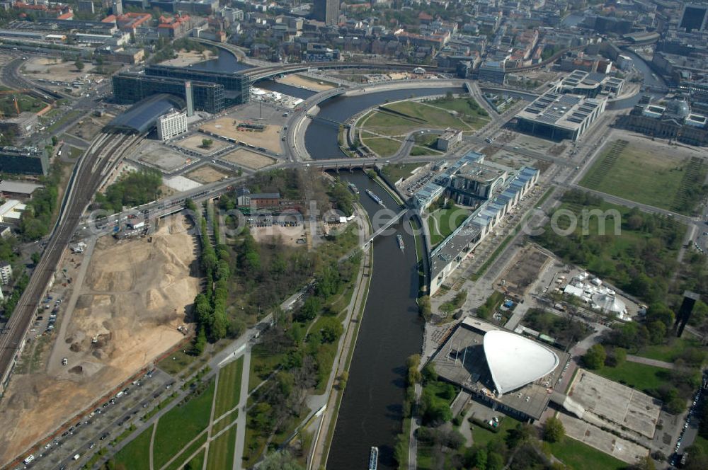 Aerial image Berlin - Blick auf Erschließungsarbeiten an der Lüneburger Strasse / Ingeborg-Drawitz-Allee zwischen Stadtbahnbogen und Spreeverlauf im Berliner Regierungsviertel. Auf dem Moabiter Werder Nord soll der Neubau des Berliner Dienstsitzes des Bundesministeriums des Innern (BMI / Innenministerium ) entstehen. In dem Neubau sollen die drei Berliner Bereiche des BMI einschließlich des Bundespolizeireviers. zusammengefasst werden. Der Entwurf stammt vom Berliner Architekturbüro Müller Reimann Architekten. At the Moab Werder North, is the result of the new Berlin residence or work of the Federal Ministry of the Interior (BMI / Home Office). In the new Berlin, the three areas of the BMI, including the federal police station. are summarized. The design was by the Berlin architect Müller Reimann Architekten.