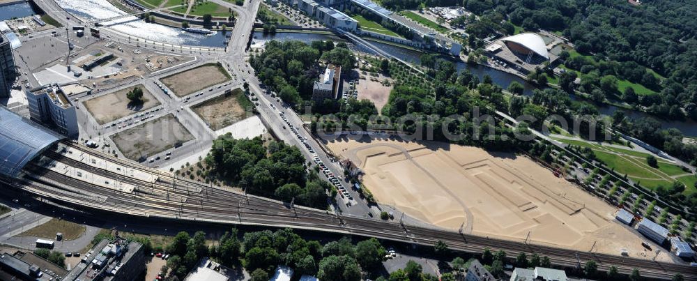 Aerial image Berlin Moabit - Blick auf Erschließungsarbeiten an der Lüneburger Strasse / Ingeborg-Drawitz-Allee zwischen Stadtbahnbogen und Spreeverlauf im Berliner Regierungsviertel. Auf dem Moabiter Werder Nord soll der Neubau des Berliner Dienstsitzes des Bundesministeriums des Innern (BMI / Innenministerium ) entstehen. In dem Neubau sollen die drei Berliner Bereiche des BMI einschließlich des Bundespolizeireviers. zusammengefasst werden. Der Entwurf stammt vom Berliner Architekturbüro Müller Reimann Architekten. At the Moab Werder North, is the result of the new Berlin residence or work of the Federal Ministry of the Interior (BMI / Home Office). In the new Berlin, the three areas of the BMI, including the federal police station. are summarized. The design was by the Berlin architect Müller Reimann Architekten.