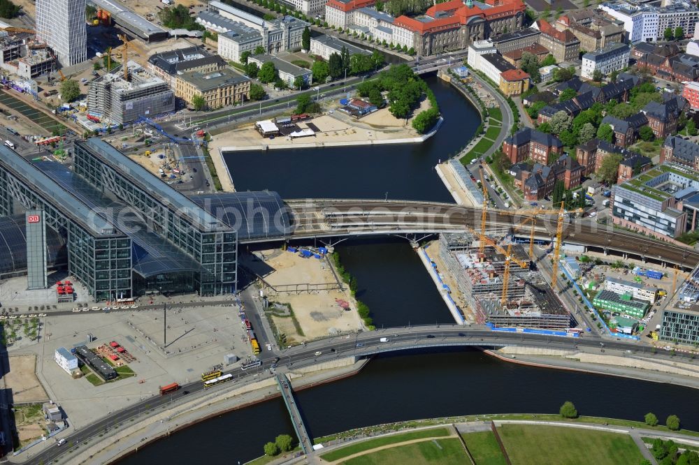 Berlin from above - View of the building project for the office building HumboldtHafen Eins at the Humboldt Harbor on the in Berlin - Moabit / Mitte. At this construction site the company OVG Bischoff is building an office complex that is scheduled to be completed during the first half of 2015. The tenants include the auditing firm Pricewaterhouse Coopers ( PWC ). Design and planing was assumed by KSP Jurgen Engel Architects