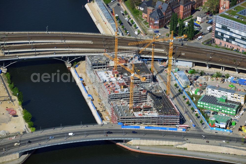 Berlin from the bird's eye view: View of the building project for the office building HumboldtHafen Eins at the Humboldt Harbor on the in Berlin - Moabit / Mitte. At this construction site the company OVG Bischoff is building an office complex that is scheduled to be completed during the first half of 2015. The tenants include the auditing firm Pricewaterhouse Coopers ( PWC ). Design and planing was assumed by KSP Jurgen Engel Architects