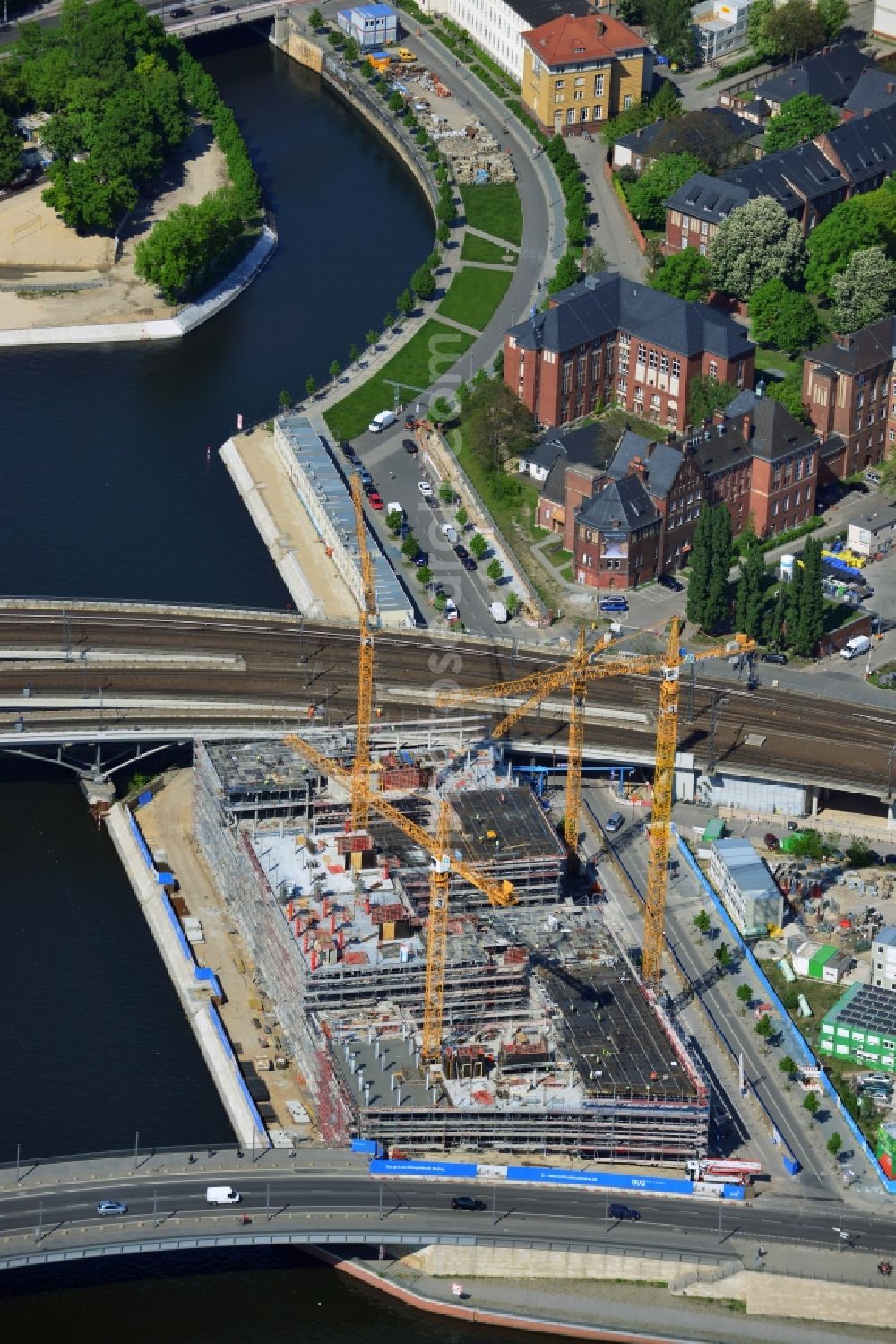 Aerial image Berlin - View of the building project for the office building HumboldtHafen Eins at the Humboldt Harbor on the in Berlin - Moabit / Mitte. At this construction site the company OVG Bischoff is building an office complex that is scheduled to be completed during the first half of 2015. The tenants include the auditing firm Pricewaterhouse Coopers ( PWC ). Design and planing was assumed by KSP Jurgen Engel Architects