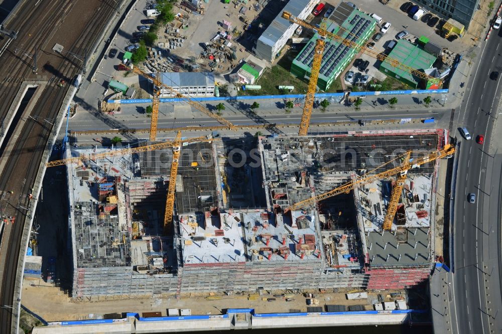 Aerial image Berlin - View of the building project for the office building HumboldtHafen Eins at the Humboldt Harbor on the in Berlin - Moabit / Mitte. At this construction site the company OVG Bischoff is building an office complex that is scheduled to be completed during the first half of 2015. The tenants include the auditing firm Pricewaterhouse Coopers ( PWC ). Design and planing was assumed by KSP Jurgen Engel Architects