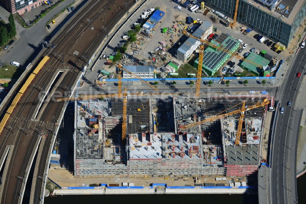 Aerial photograph Berlin - View of the building project for the office building HumboldtHafen Eins at the Humboldt Harbor on the in Berlin - Moabit / Mitte. At this construction site the company OVG Bischoff is building an office complex that is scheduled to be completed during the first half of 2015. The tenants include the auditing firm Pricewaterhouse Coopers ( PWC ). Design and planing was assumed by KSP Jurgen Engel Architects