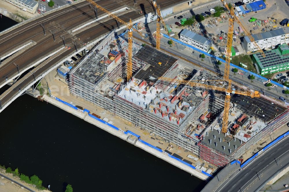 Berlin from the bird's eye view: View of the building project for the office building HumboldtHafen Eins at the Humboldt Harbor on the in Berlin - Moabit / Mitte. At this construction site the company OVG Bischoff is building an office complex that is scheduled to be completed during the first half of 2015. The tenants include the auditing firm Pricewaterhouse Coopers ( PWC ). Design and planing was assumed by KSP Jurgen Engel Architects