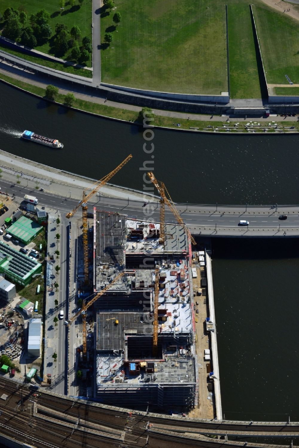 Berlin from the bird's eye view: View of the building project for the office building HumboldtHafen Eins at the Humboldt Harbor on the in Berlin - Moabit / Mitte. At this construction site the company OVG Bischoff is building an office complex that is scheduled to be completed during the first half of 2015. The tenants include the auditing firm Pricewaterhouse Coopers ( PWC ). Design and planing was assumed by KSP Jurgen Engel Architects