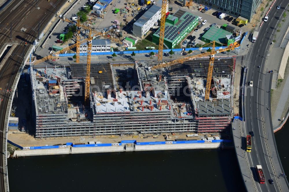 Aerial photograph Berlin - View of the building project for the office building HumboldtHafen Eins at the Humboldt Harbor on the in Berlin - Moabit / Mitte. At this construction site the company OVG Bischoff is building an office complex that is scheduled to be completed during the first half of 2015. The tenants include the auditing firm Pricewaterhouse Coopers ( PWC ). Design and planing was assumed by KSP Jurgen Engel Architects