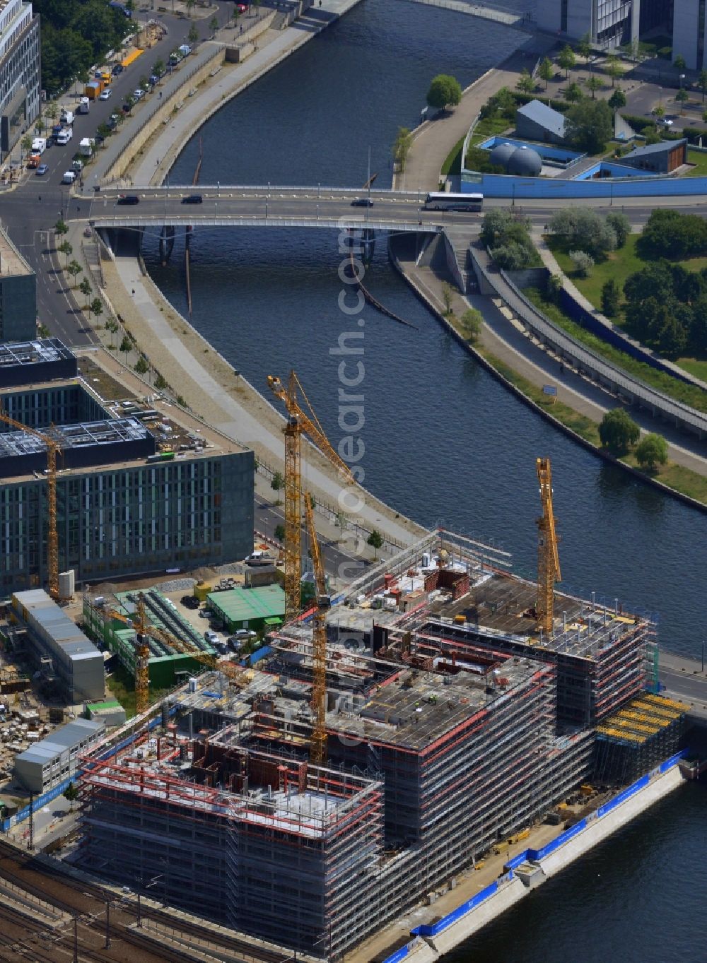 Aerial image Berlin - View of the building project for the office building HumboldtHafen Eins at the Humboldt Harbor on the in Berlin - Moabit / Mitte. At this construction site the company OVG Bischoff is building an office complex that is scheduled to be completed during the first half of 2015. The tenants include the auditing firm Pricewaterhouse Coopers ( PWC ). Design and planing was assumed by KSP Jurgen Engel Architects