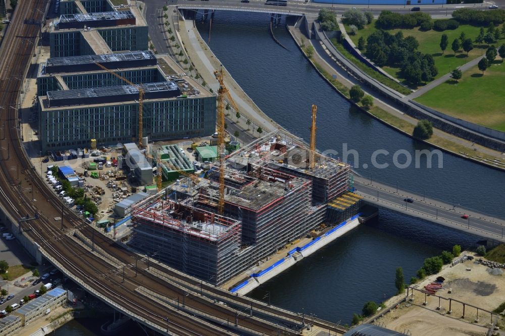 Aerial photograph Berlin - View of the building project for the office building HumboldtHafen Eins at the Humboldt Harbor on the in Berlin - Moabit / Mitte. At this construction site the company OVG Bischoff is building an office complex that is scheduled to be completed during the first half of 2015. The tenants include the auditing firm Pricewaterhouse Coopers ( PWC ). Design and planing was assumed by KSP Jurgen Engel Architects