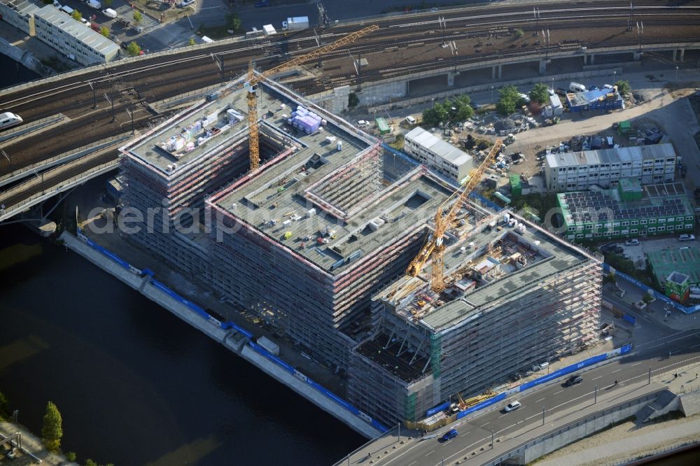 Aerial image Berlin - View of the building project for the office building HumboldtHafen Eins at the Humboldt Harbor on the in Berlin - Moabit / Mitte. At this construction site the company OVG Bischoff is building an office complex that is scheduled to be completed during the first half of 2015. The tenants include the auditing firm Pricewaterhouse Coopers ( PWC ). Design and planing was assumed by KSP Jurgen Engel Architects