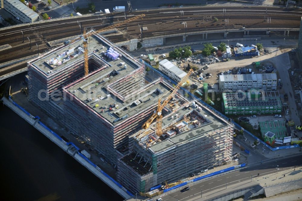 Aerial photograph Berlin - View of the building project for the office building HumboldtHafen Eins at the Humboldt Harbor on the in Berlin - Moabit / Mitte. At this construction site the company OVG Bischoff is building an office complex that is scheduled to be completed during the first half of 2015. The tenants include the auditing firm Pricewaterhouse Coopers ( PWC ). Design and planing was assumed by KSP Jurgen Engel Architects