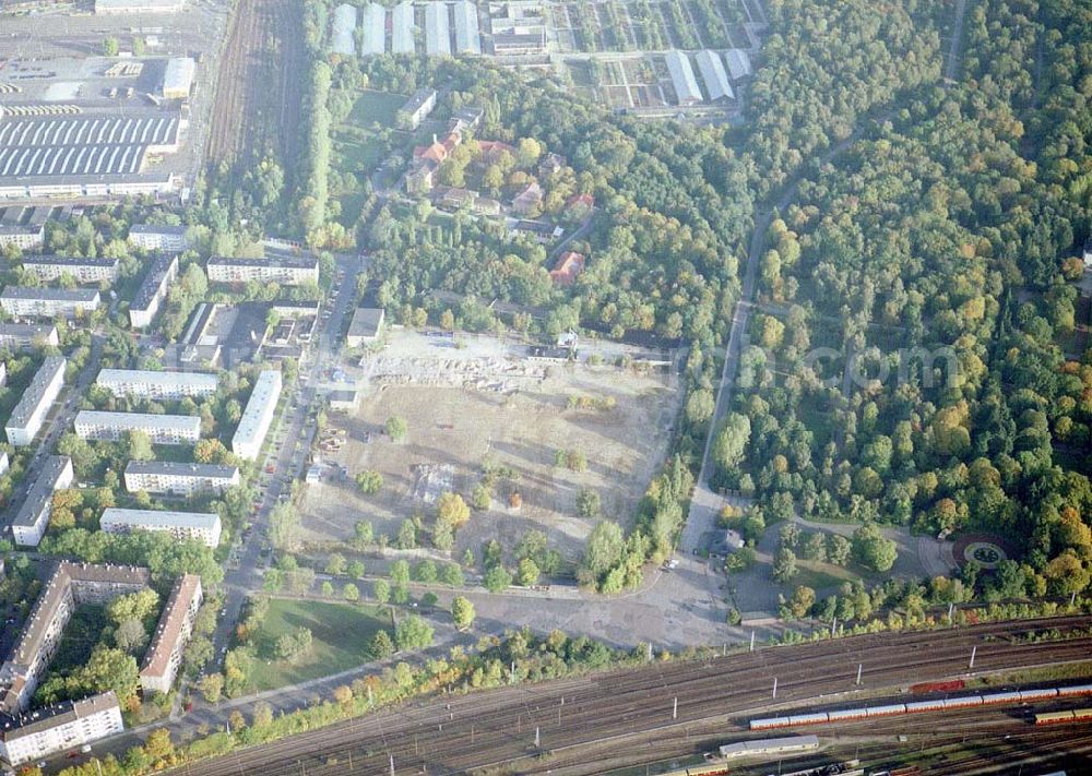 Berlin - Lichtenberg from the bird's eye view: Bauvorhaben am Friedhof in Alt-Friedrichsfelde an der Fanninger Straße in Berlin - Lichtenberg.