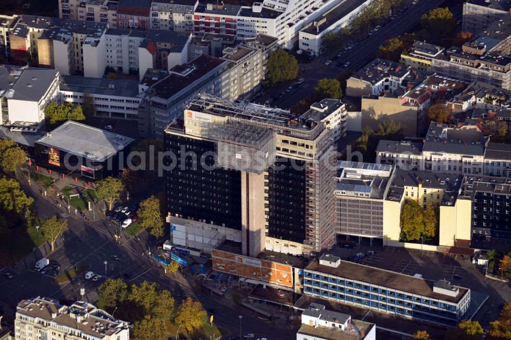 Berlin from above - Blick auf das Bauvorhaben Hotel Riu Plaza in der Martin-Luther-Straße in Berlin - Schöneberg. Das markante leerstehende Bürogebäude in der City West wird von der Firma Hagenauer zu einem Vier-Sterne-Hotel der spanischen Kette Riu umgebaut. Planung und Entwicklung des Projekts übernahm das Büro der Architekten GFB Alvarez