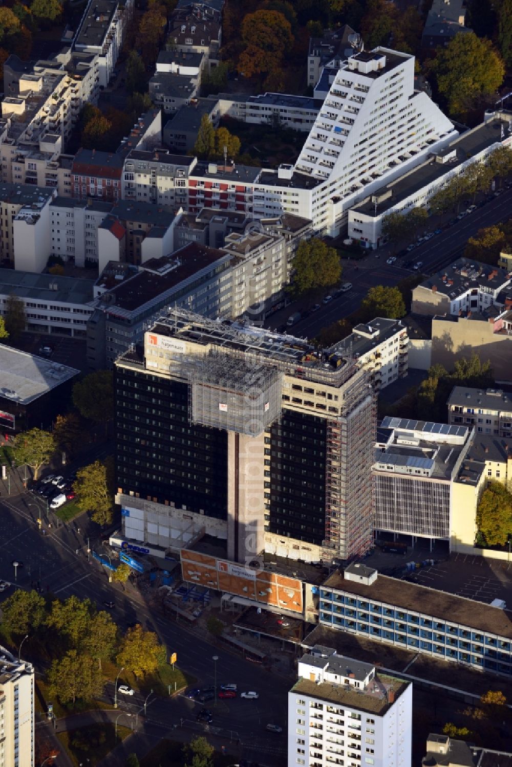 Berlin from the bird's eye view: Blick auf das Bauvorhaben Hotel Riu Plaza in der Martin-Luther-Straße in Berlin - Schöneberg. Das markante leerstehende Bürogebäude in der City West wird von der Firma Hagenauer zu einem Vier-Sterne-Hotel der spanischen Kette Riu umgebaut. Planung und Entwicklung des Projekts übernahm das Büro der Architekten GFB Alvarez